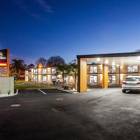 One88 On Commerce Whakatāne Exterior foto The hotel at night