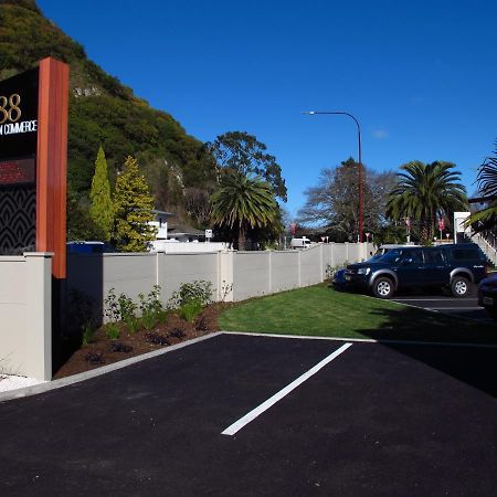 One88 On Commerce Whakatāne Zimmer foto The entrance to the hotel