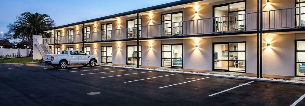 One88 On Commerce Whakatāne Exterior foto The hotel at night