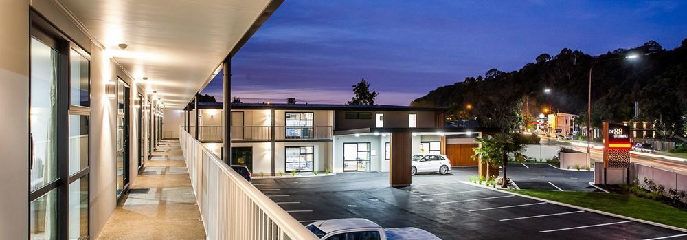 One88 On Commerce Whakatāne Exterior foto The hotel at night
