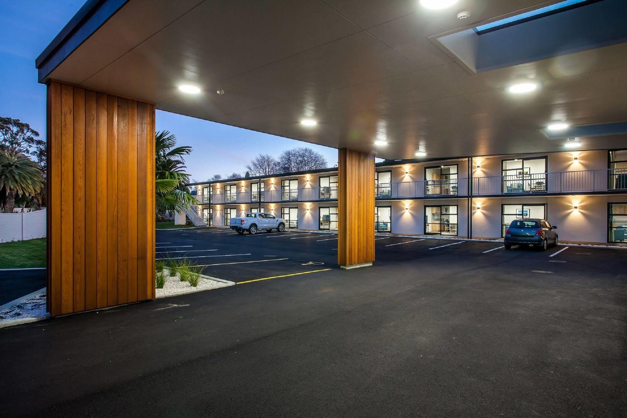 One88 On Commerce Whakatāne Exterior foto The hotel at night