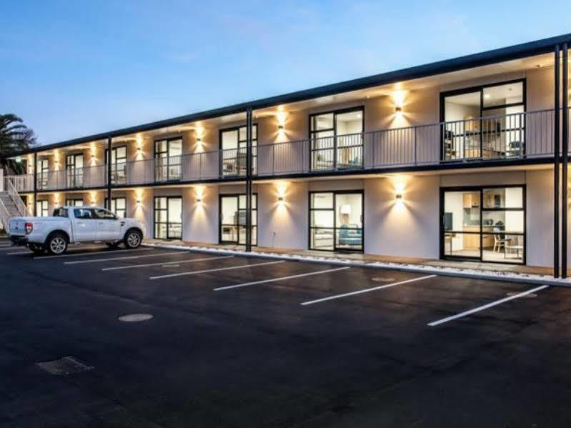 One88 On Commerce Whakatāne Exterior foto The motel at night