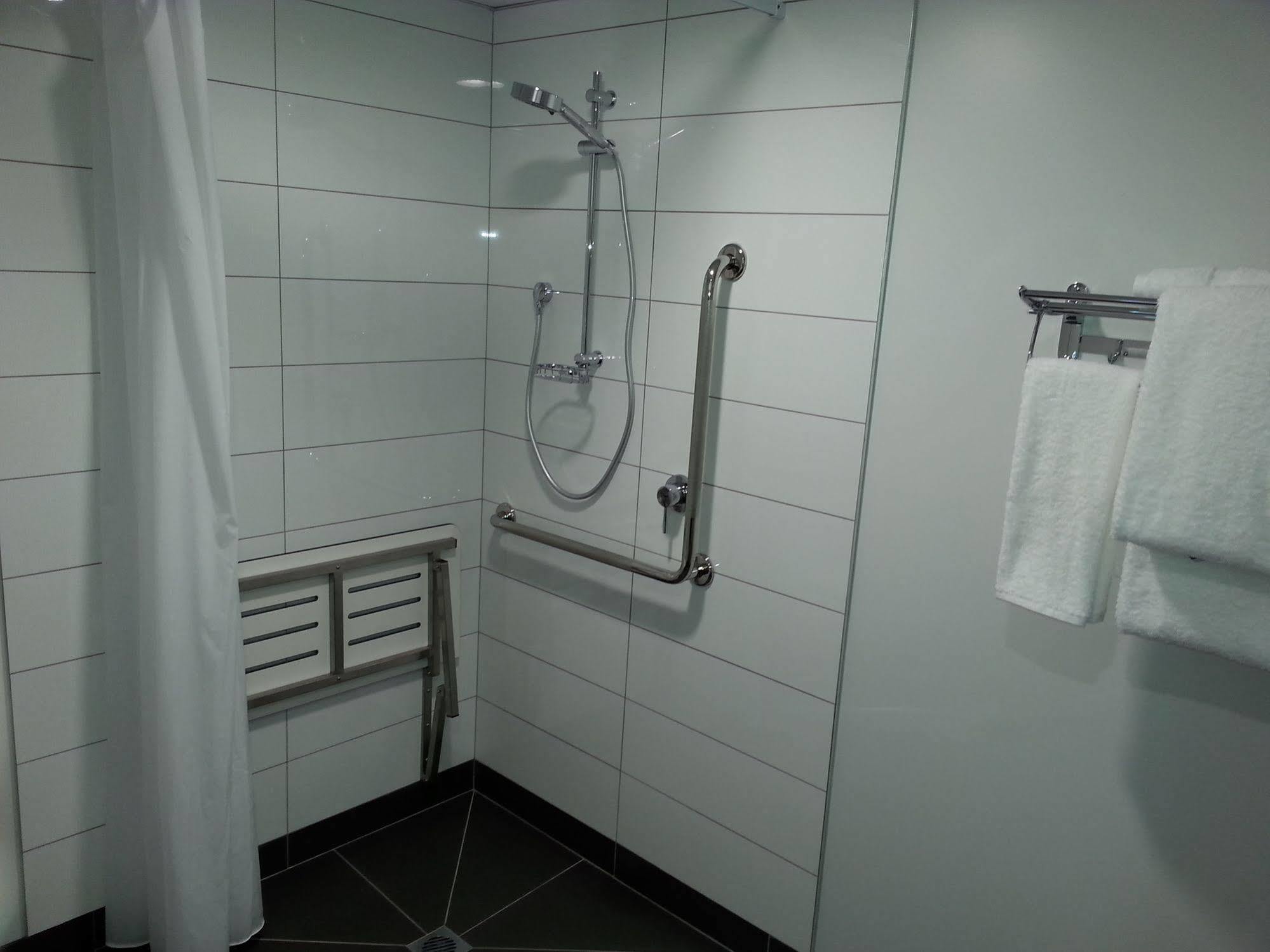 One88 On Commerce Whakatāne Exterior foto A shower with a shower curtain