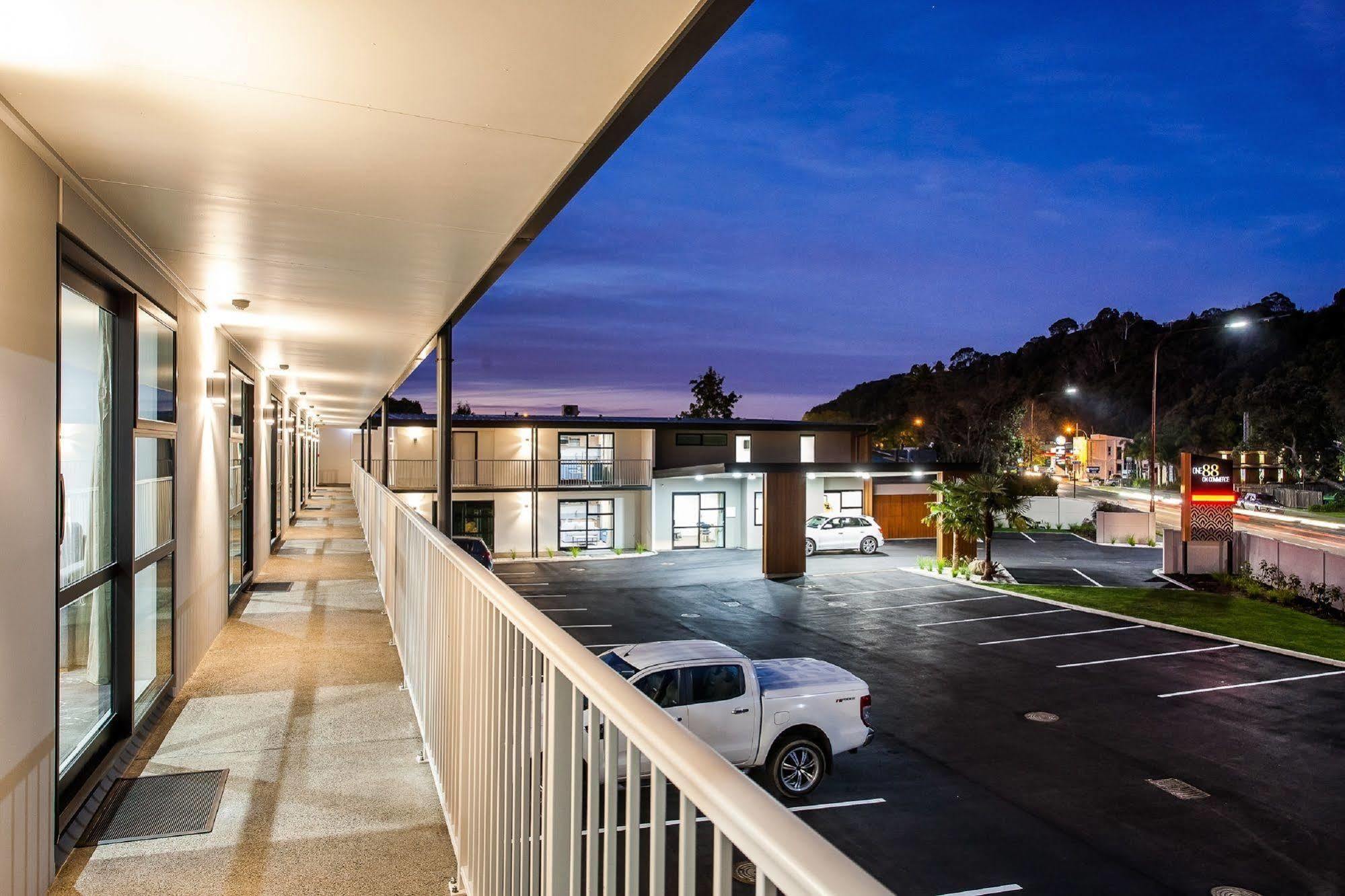 One88 On Commerce Whakatāne Exterior foto The exterior of the hotel at night