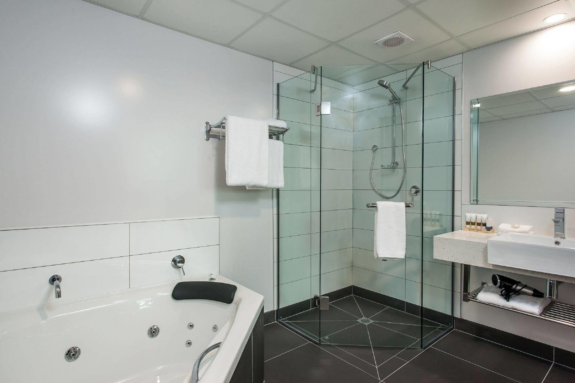 One88 On Commerce Whakatāne Exterior foto A shower cubicle