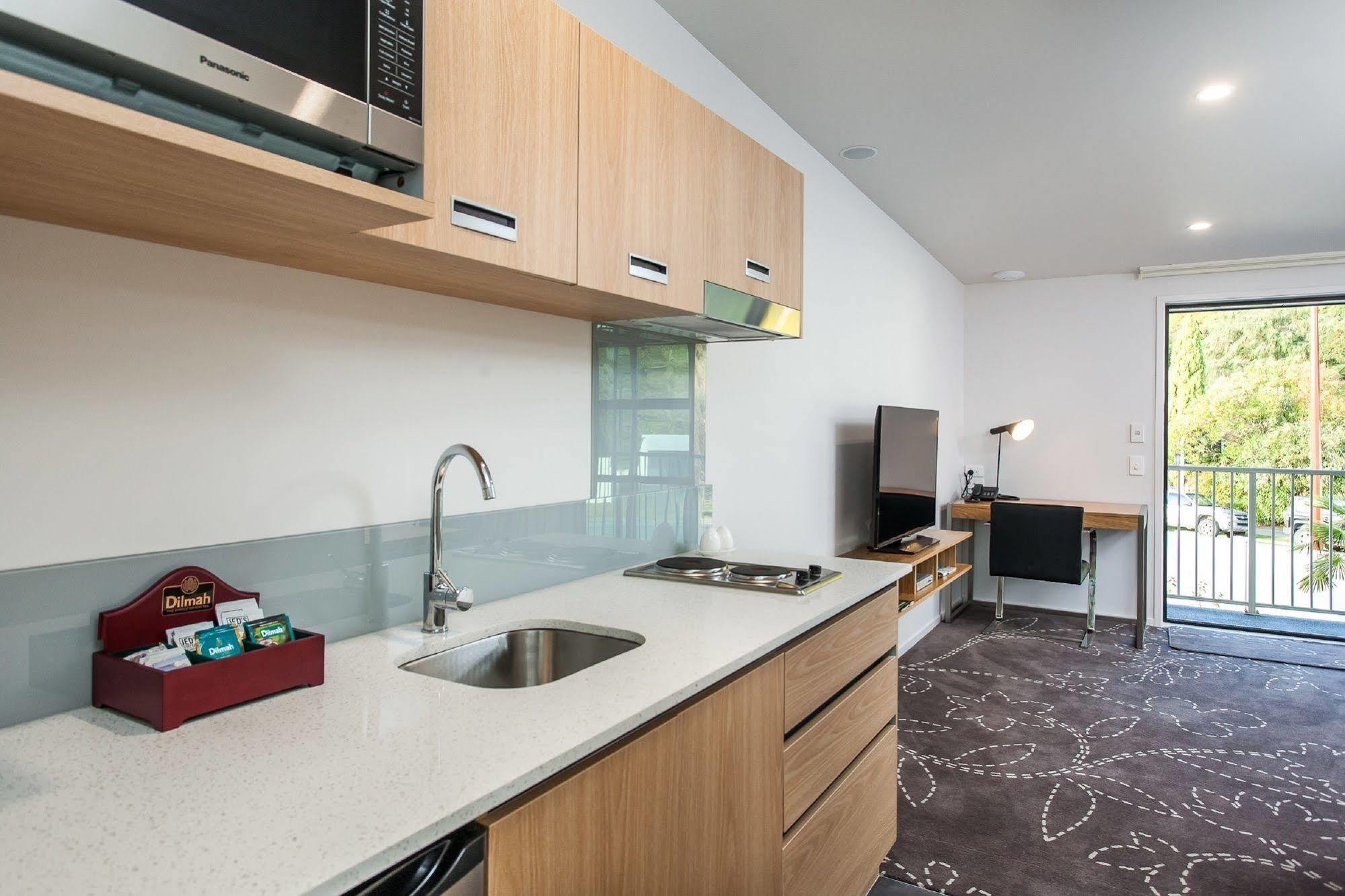 One88 On Commerce Whakatāne Exterior foto A typical apartment kitchen
