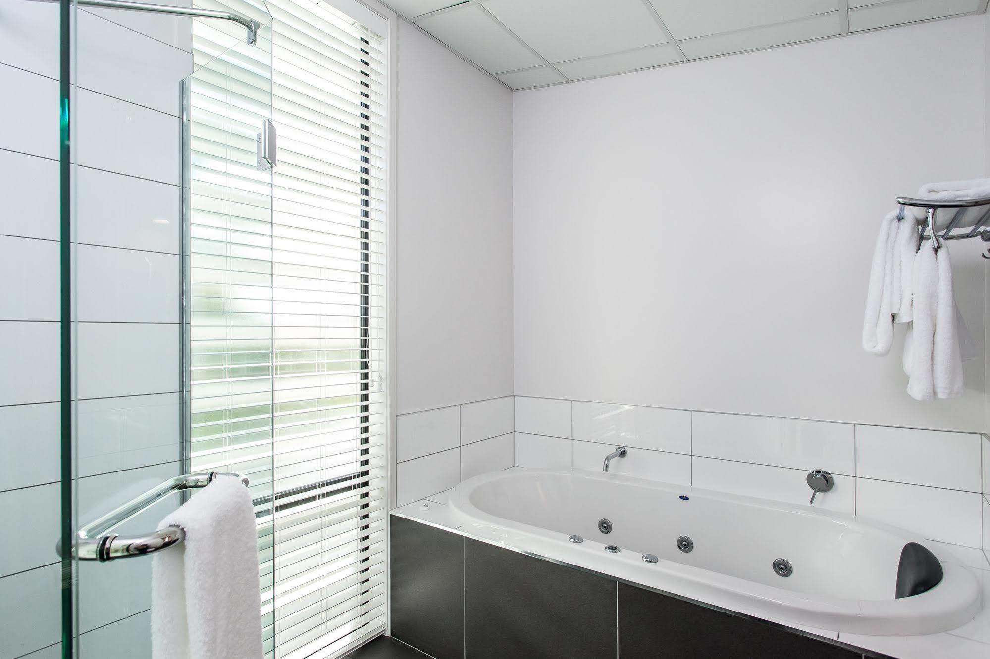 One88 On Commerce Whakatāne Exterior foto A shower enclosure with a fixed glass door