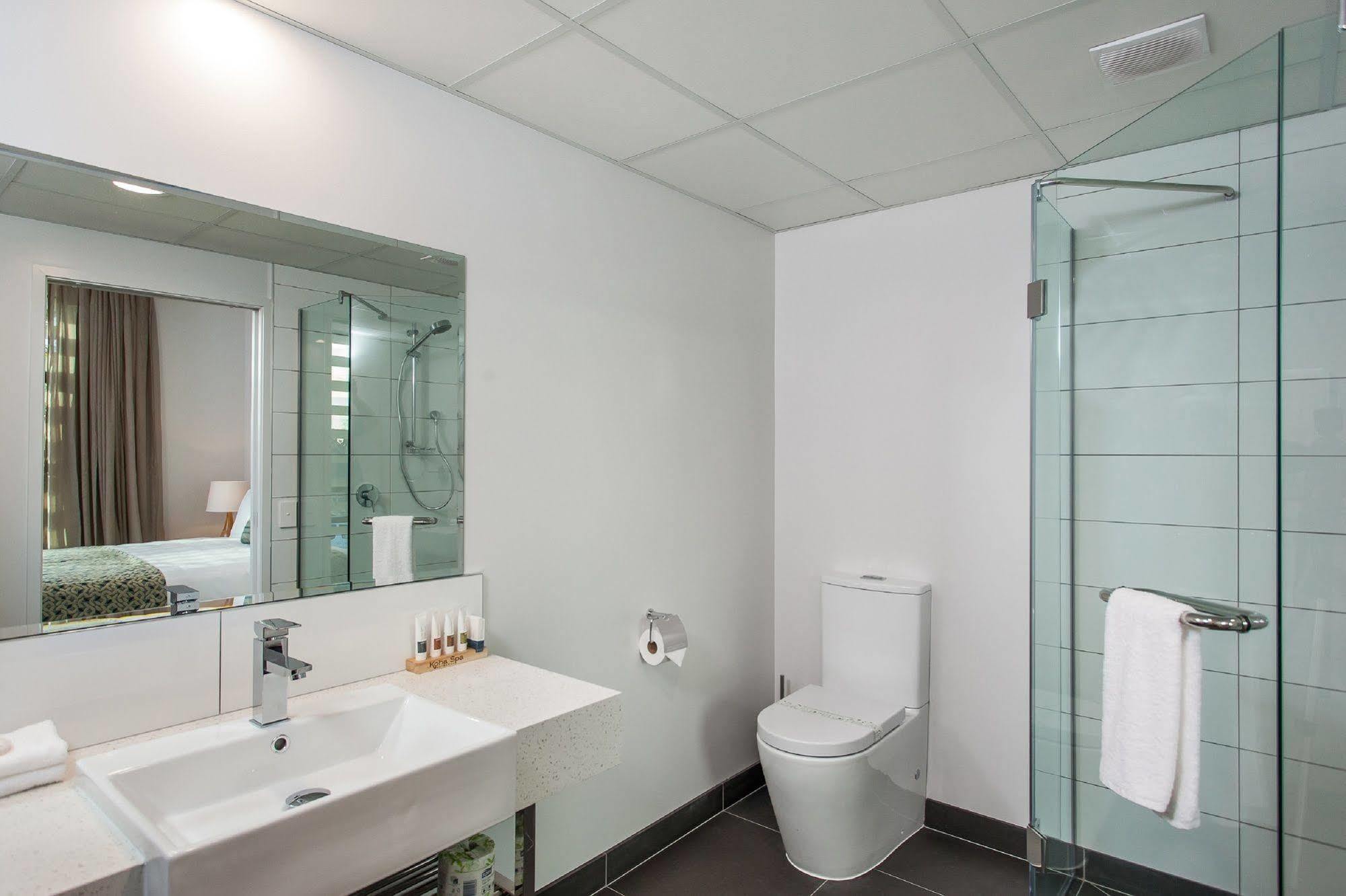 One88 On Commerce Whakatāne Exterior foto A modern bathroom