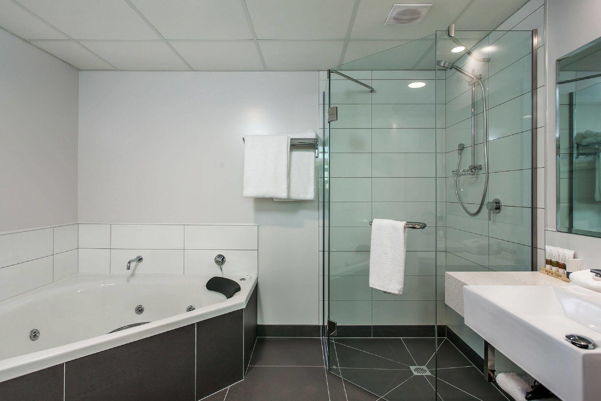 One88 On Commerce Whakatāne Exterior foto A modern bathroom with a shower enclosure