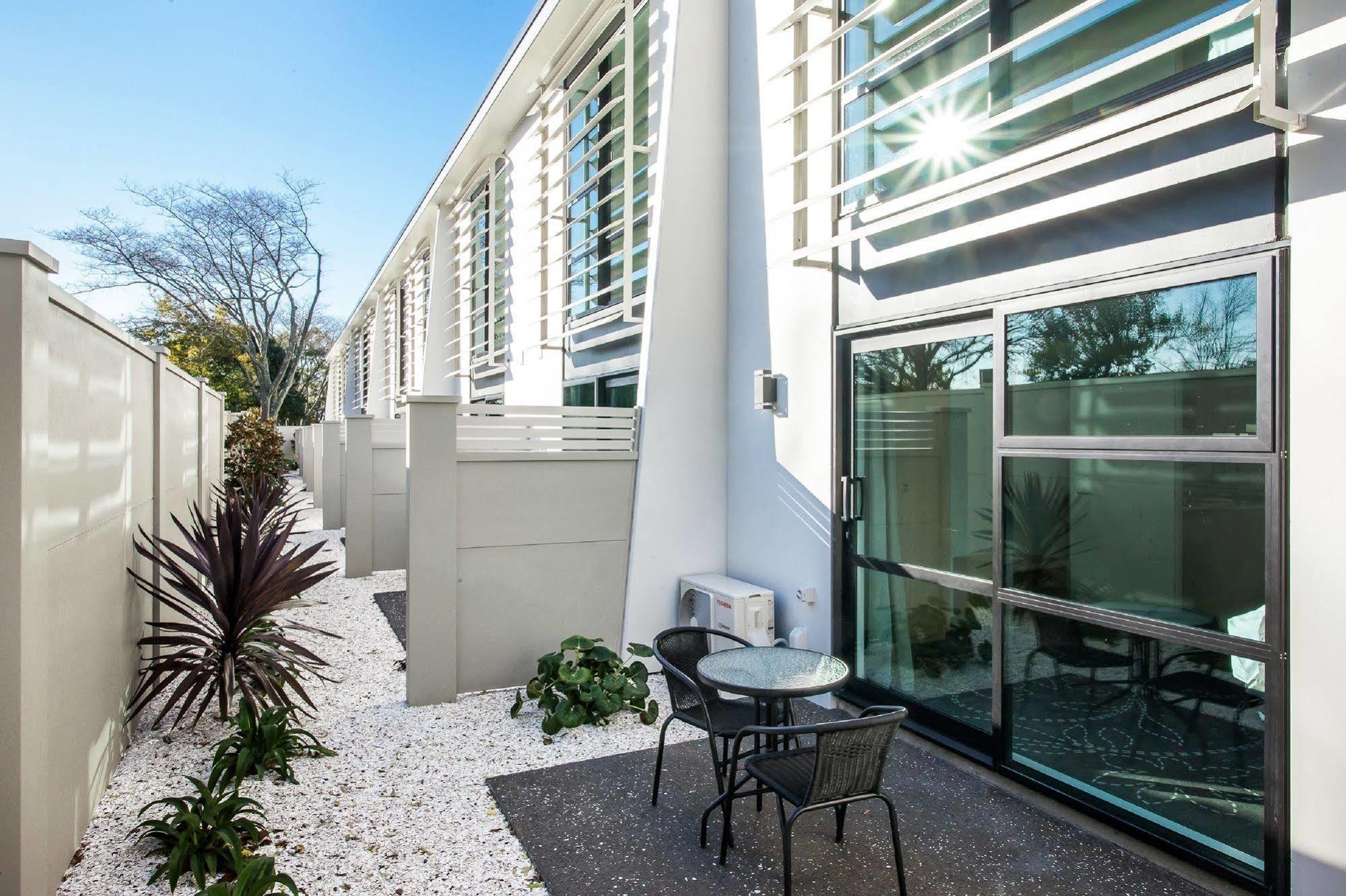 One88 On Commerce Whakatāne Exterior foto A courtyard in a townhouse
