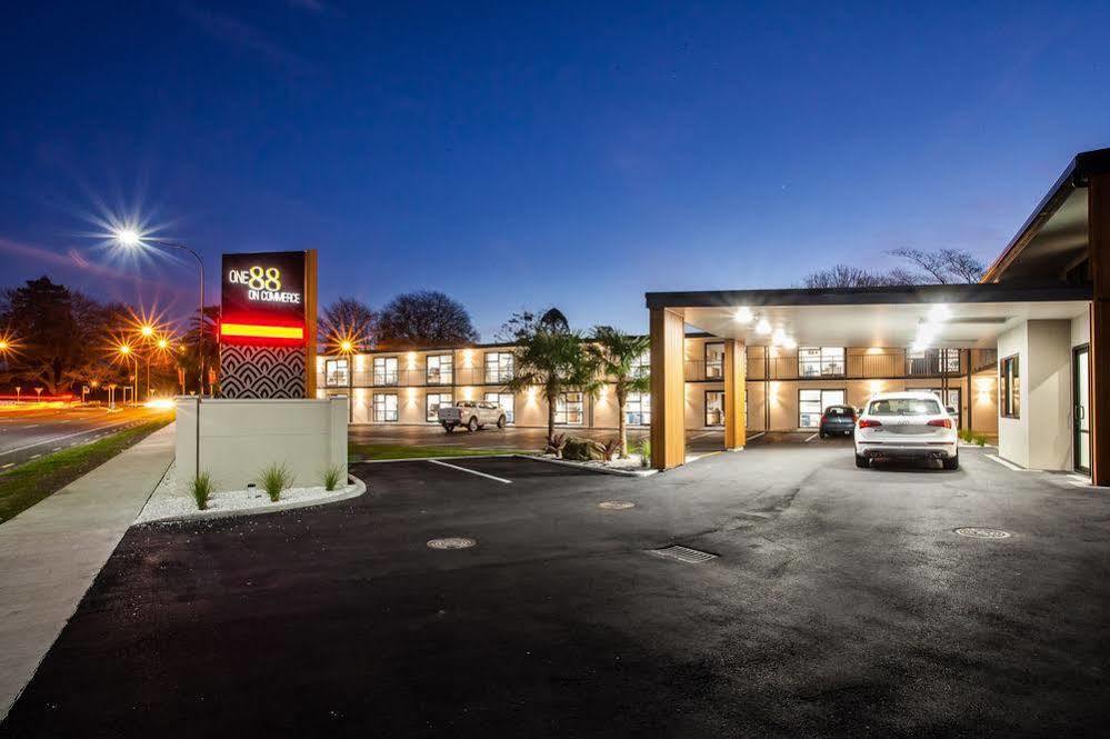 One88 On Commerce Whakatāne Exterior foto The hotel at night