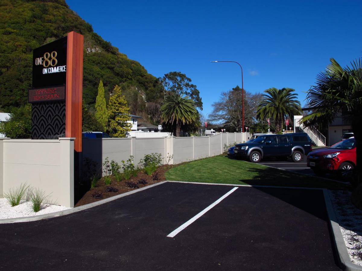 One88 On Commerce Whakatāne Zimmer foto The entrance to the hotel